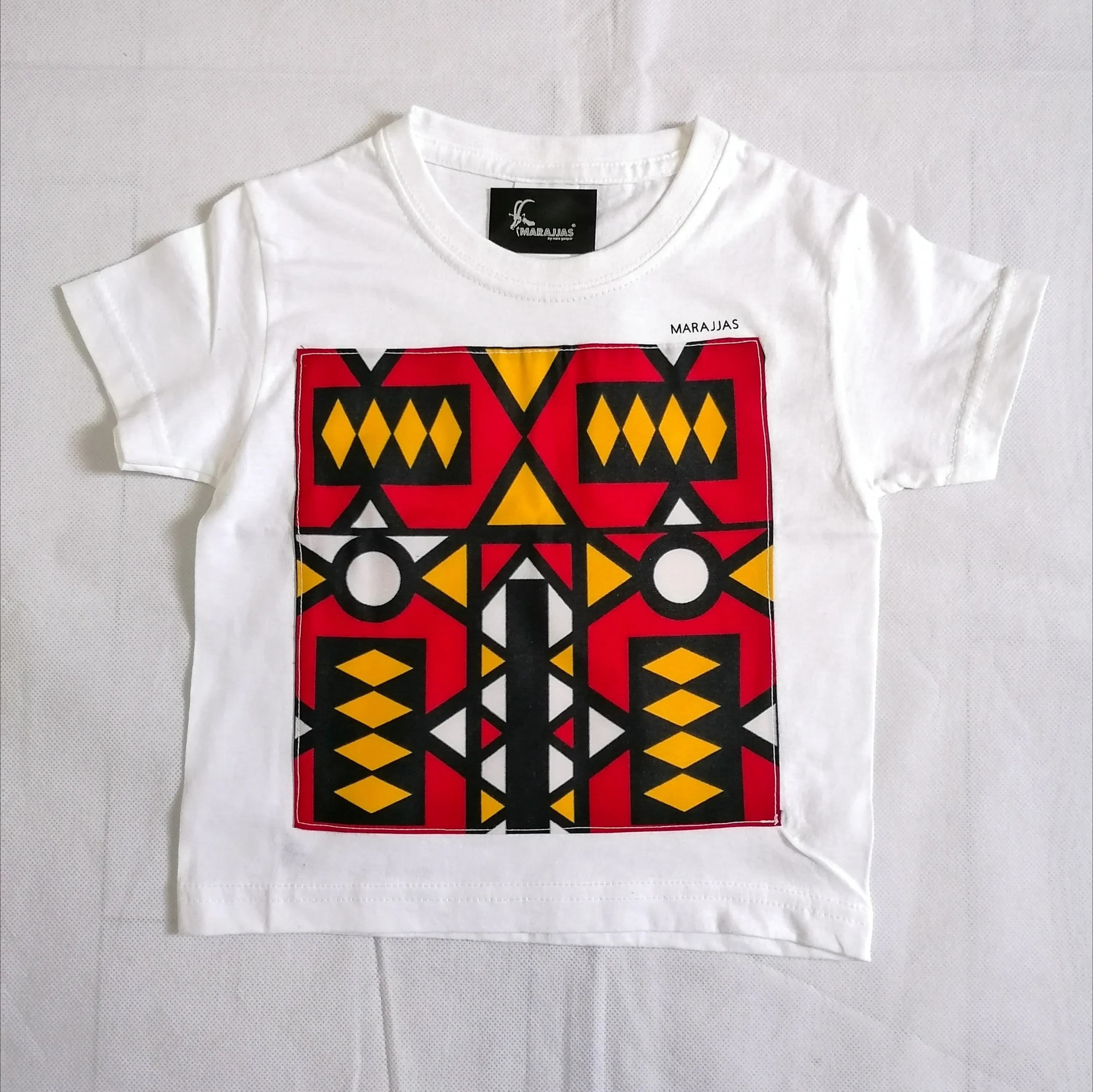 Kids T-shirt in White with red Samakaka print.