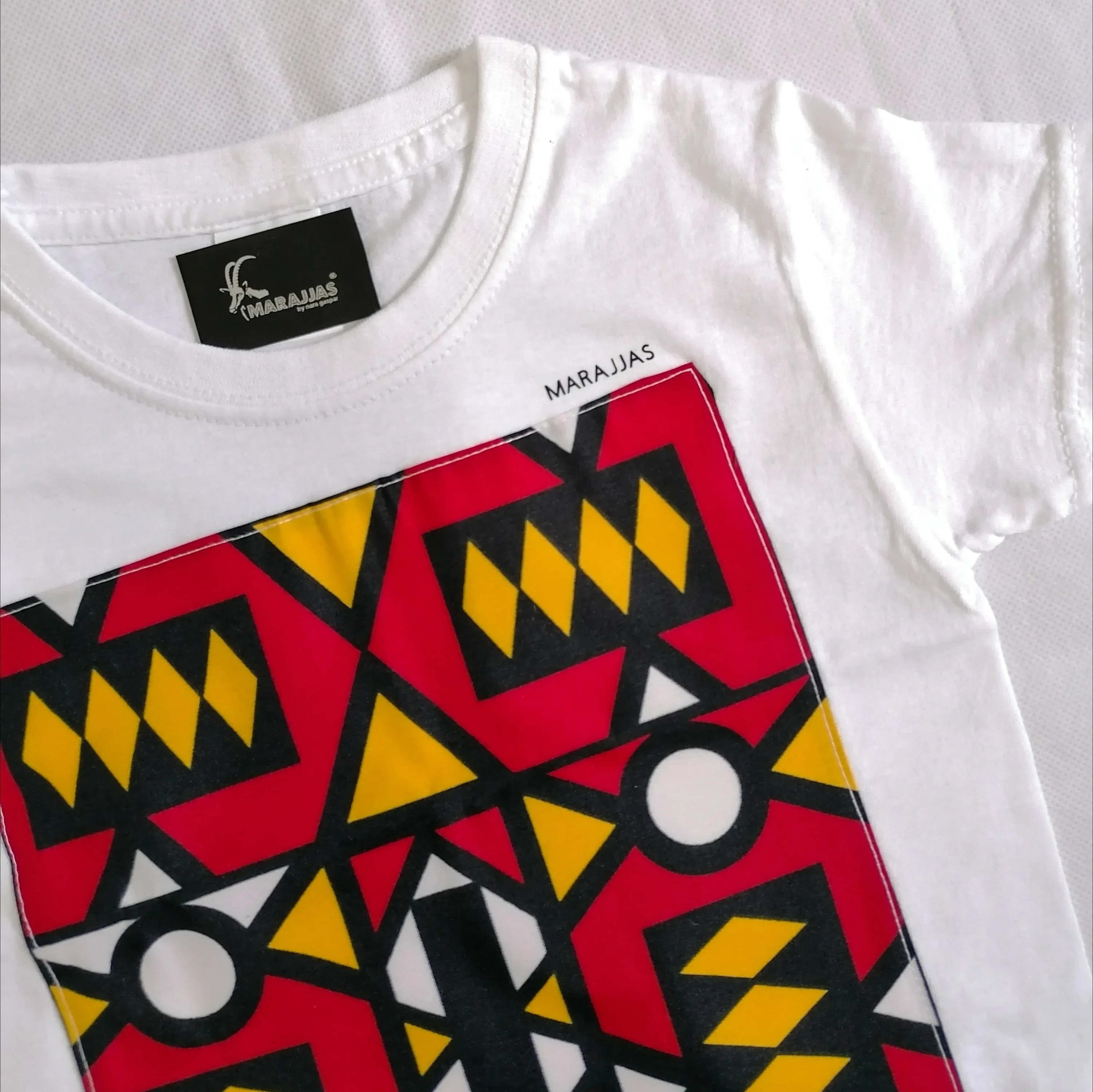 Kids T-shirt in White with red Samakaka print.