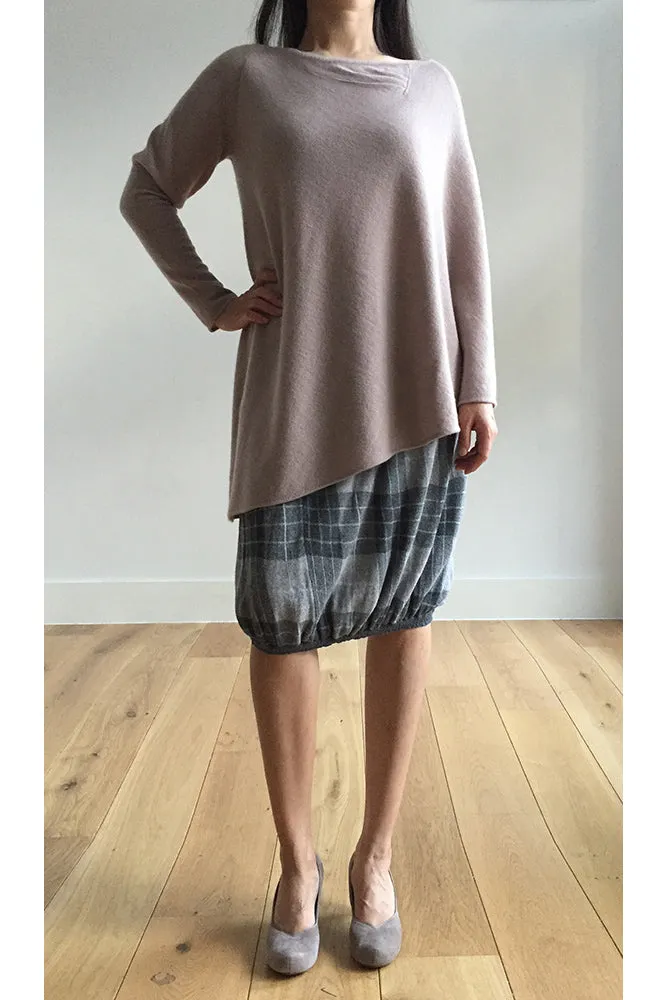 One sleeve Cashmere poncho in Nude