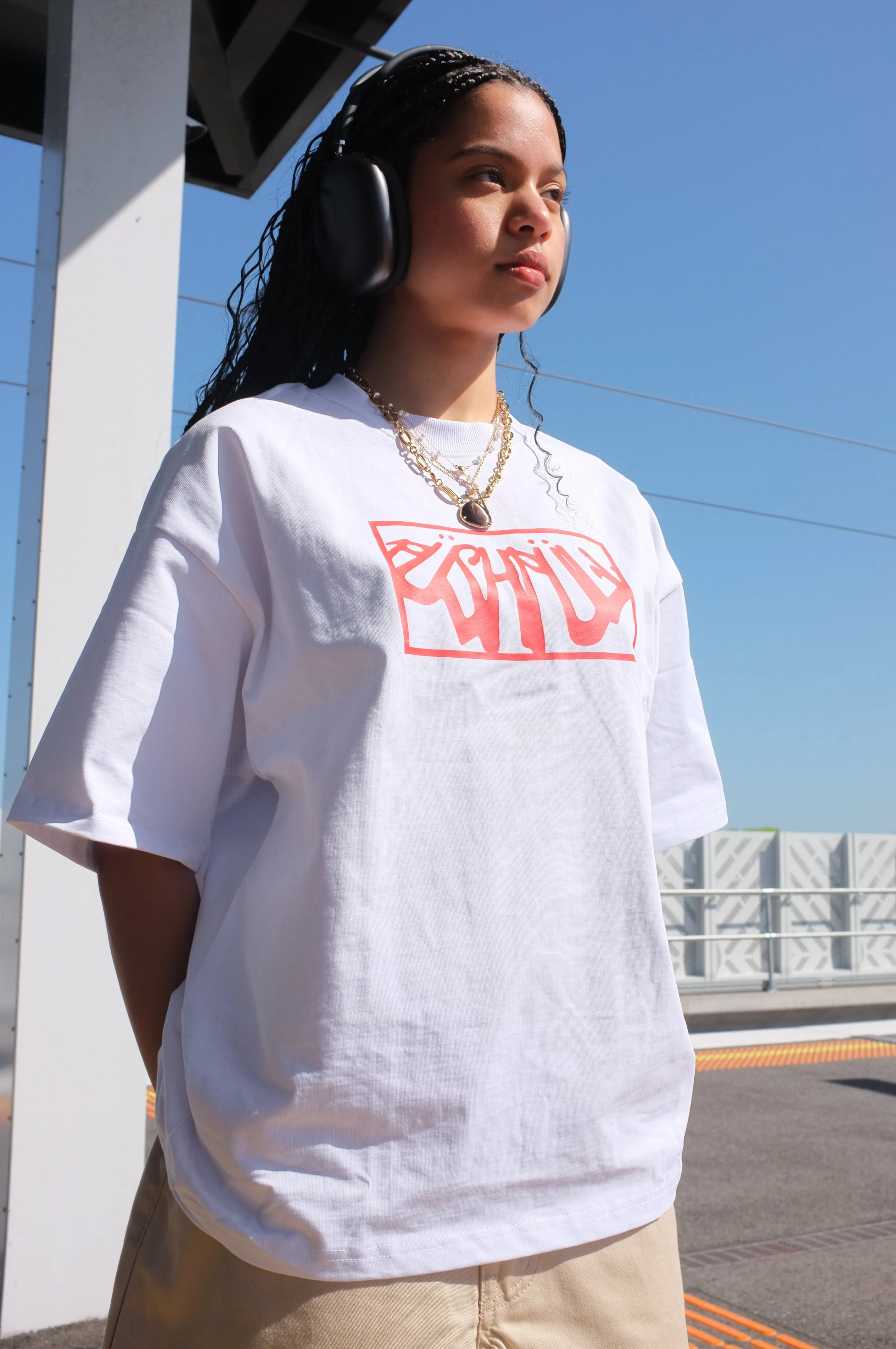 WHITE/RED BOX LOGO SCRIPT TEE